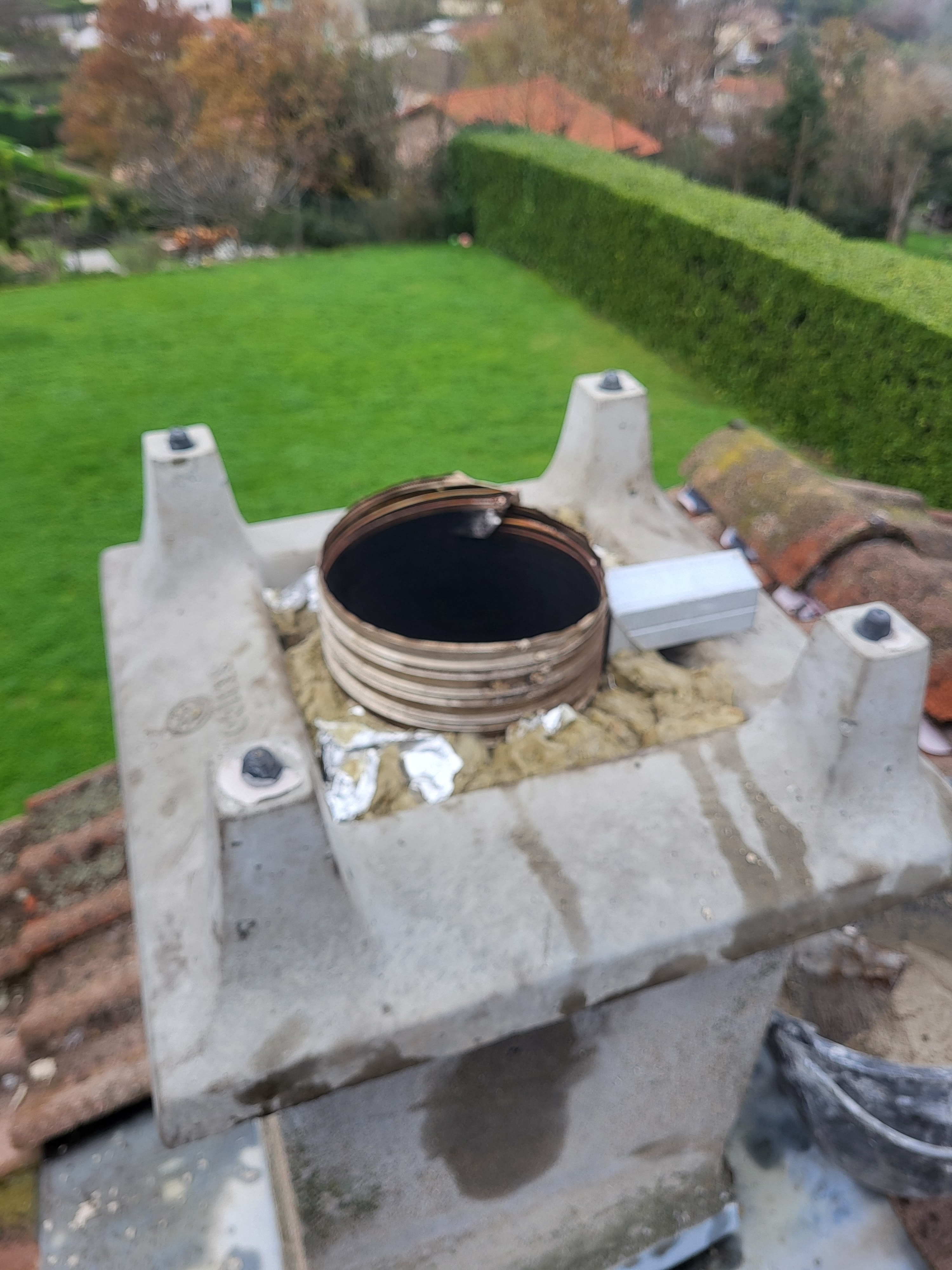 Conduit de cheminée ouvert sur un toit à Vienne lors d'une intervention de ramonage